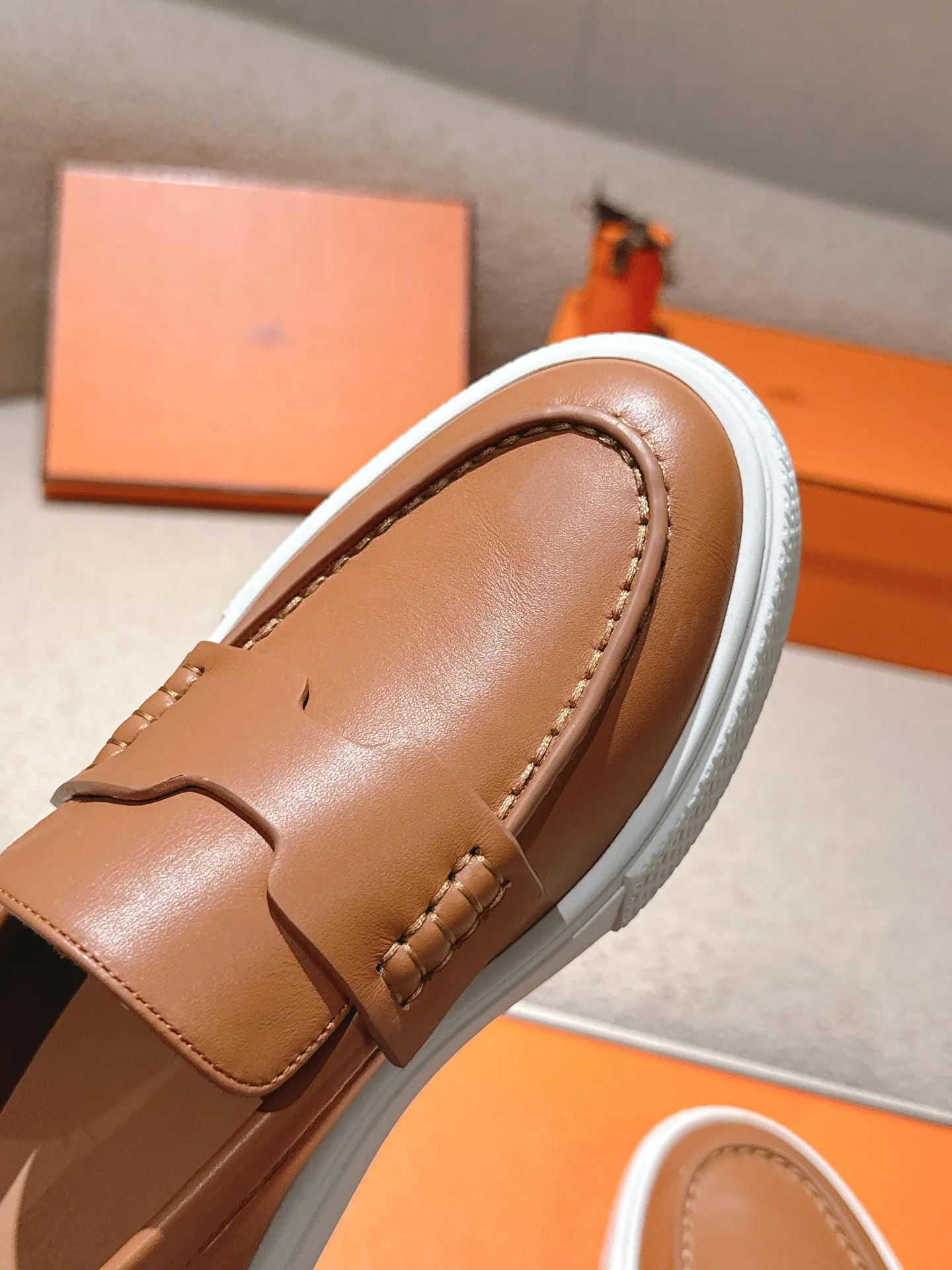 Men's men's shoes P620! Hermes# Thick Sole Couple Loafers These lace-up free sneakers in calfskin and washed denim feature signature "H" details. The design is simple and smooth, creating a fashionable urban look. It is comfortable and versatile. H family classics are not outdated, and the delivery counter is beautifully packaged🛍📦 Fabric: Original customized washed denim/first-layer cowhide Lining: Imported soft sheepskin Sole: Original open-molded anti-slip TPU material Size: 35-45